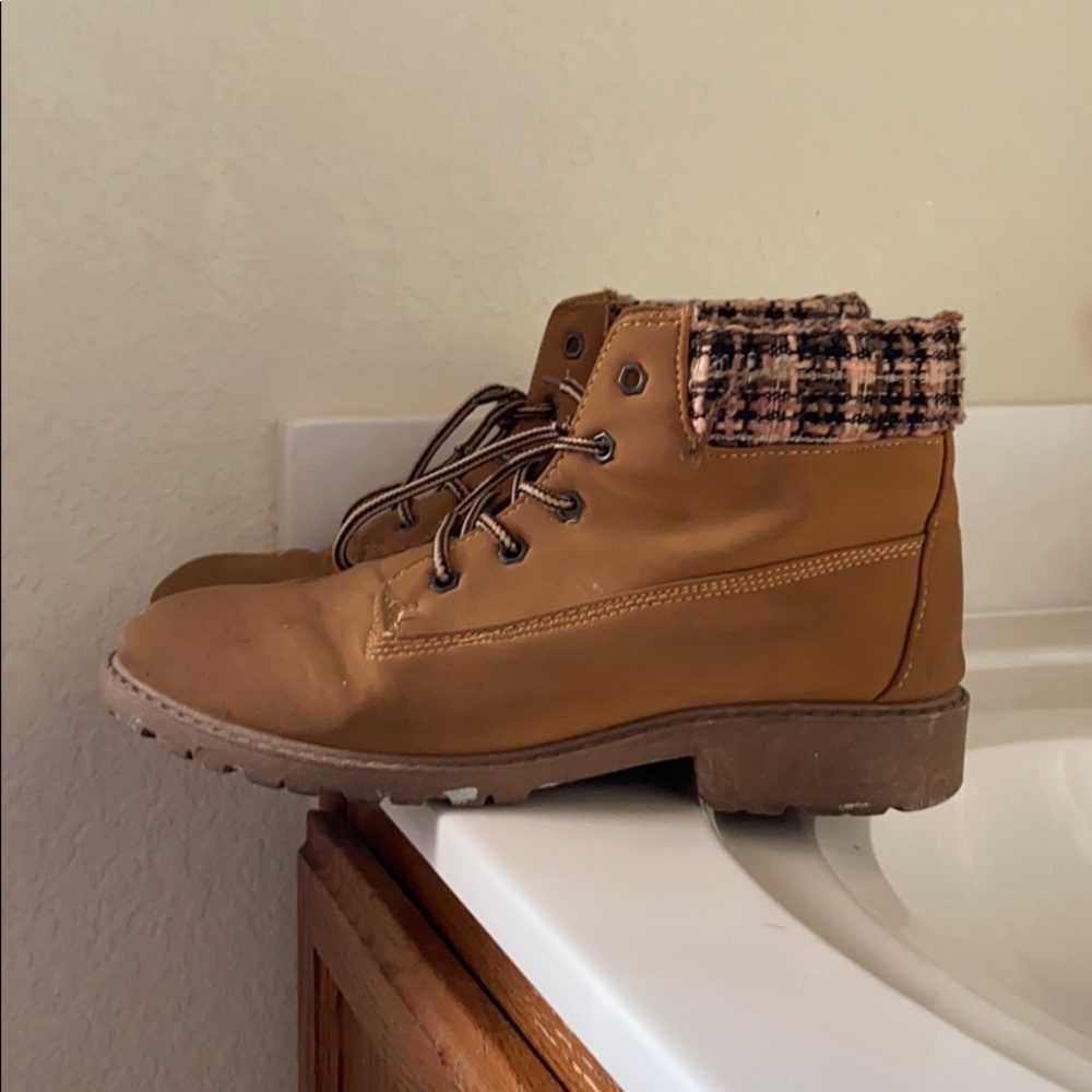 Combat boots